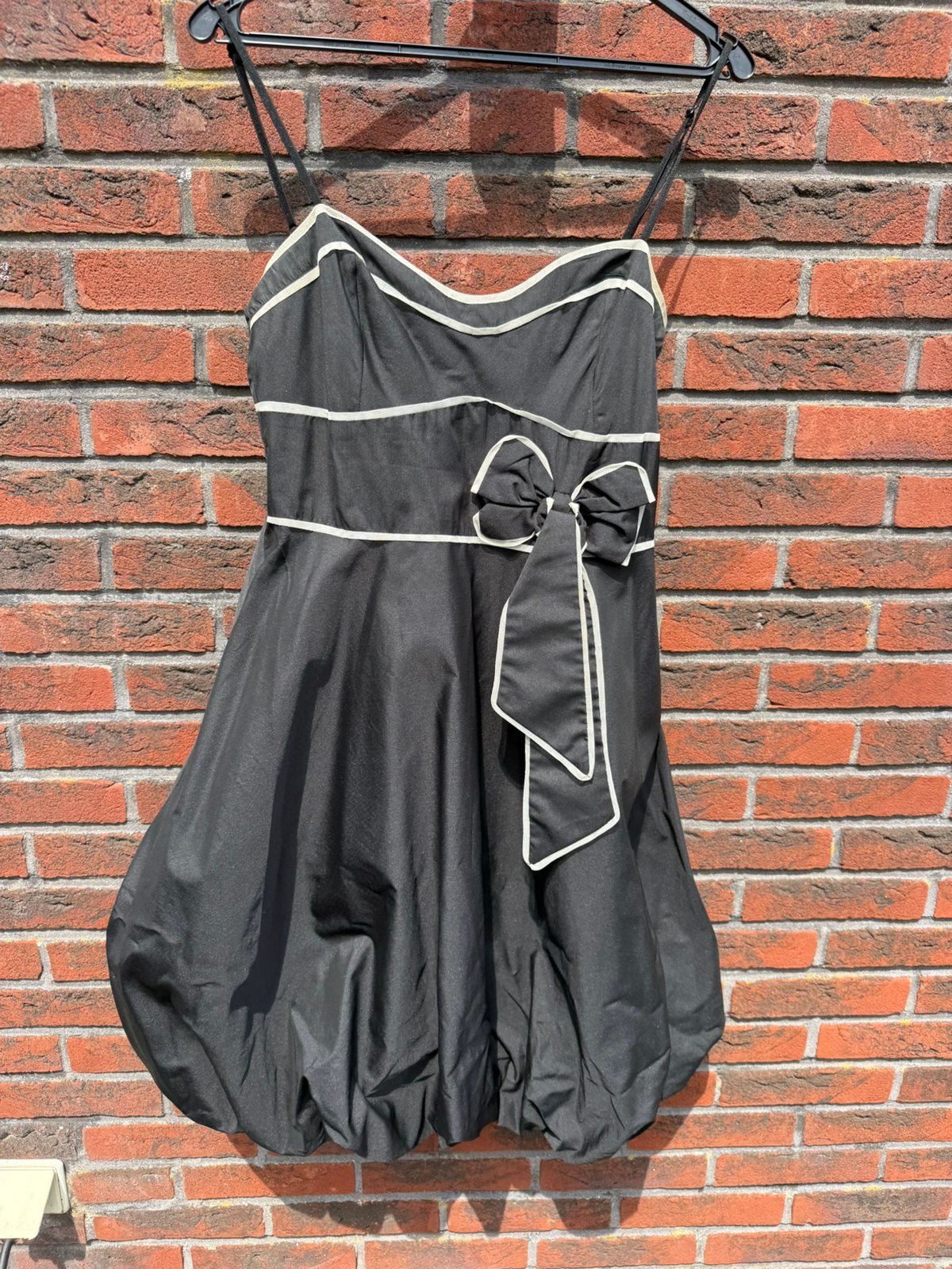 Zwart cocktailjurkje met strik en blinde rits, Maat 38/40 (M), Verzenden, Zwart, Zo goed als nieuw