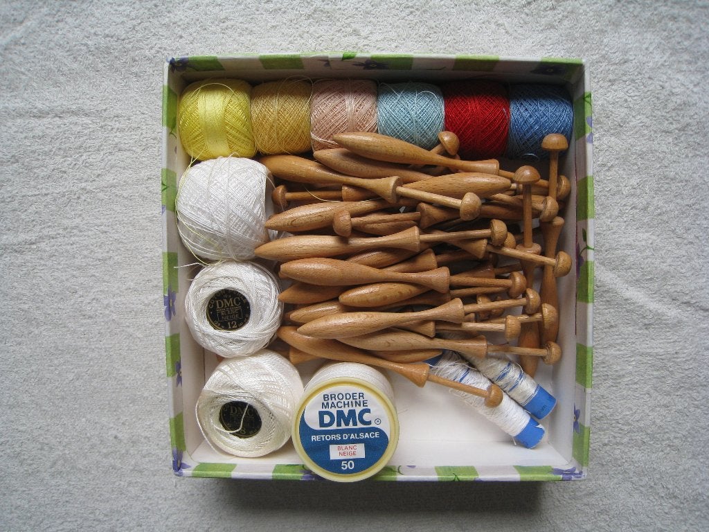 35 kantklosjes plus bijbehorende 12 DMC garenklosjes., Ophalen of Verzenden, Zo goed als nieuw, Garen