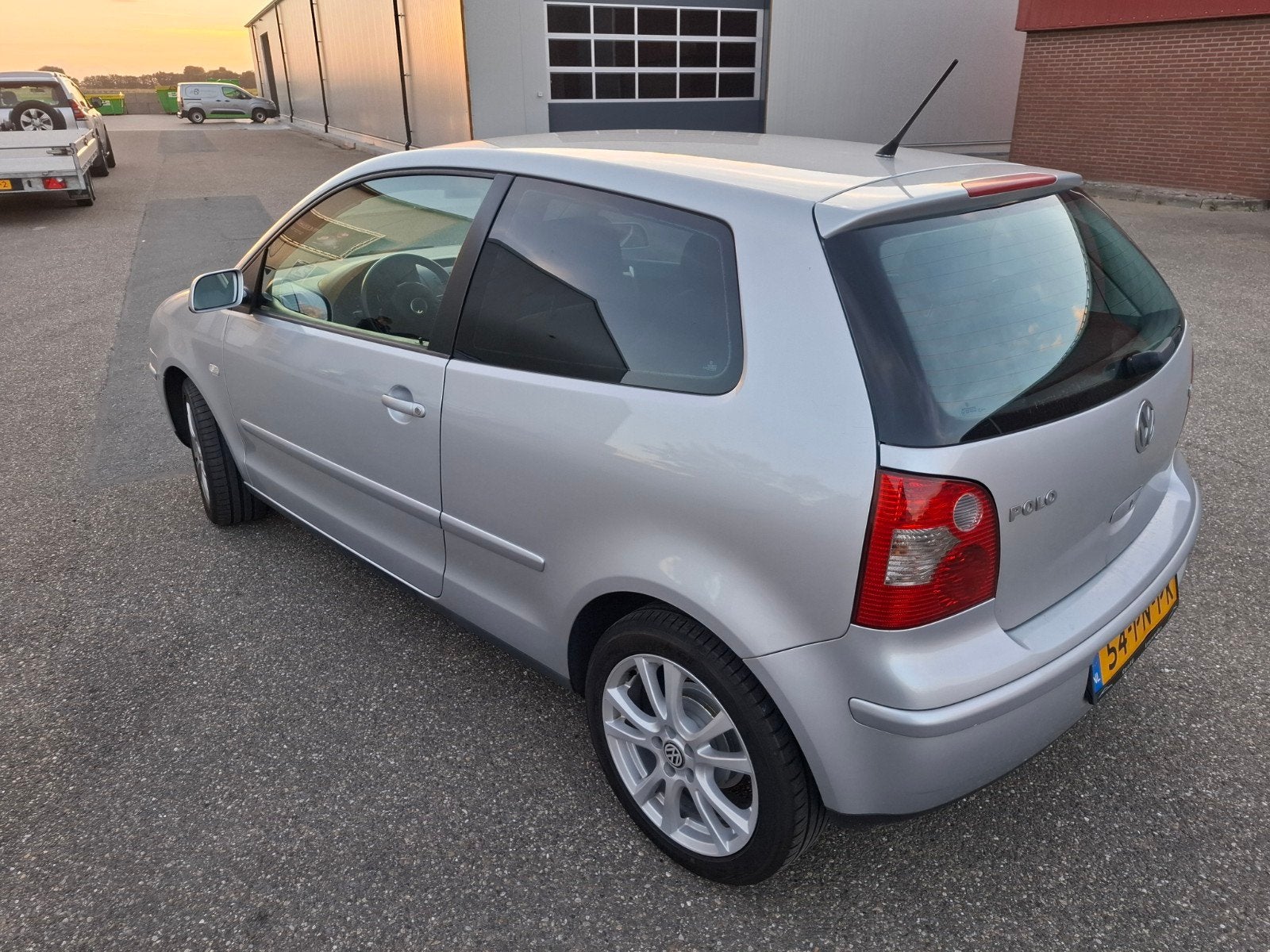 Volkswagen Polo 1.4 55KW AUT 2004 Grijs, Auto's, Origineel Nederlands, Particulier, 1000 kg, Zilver of Grijs