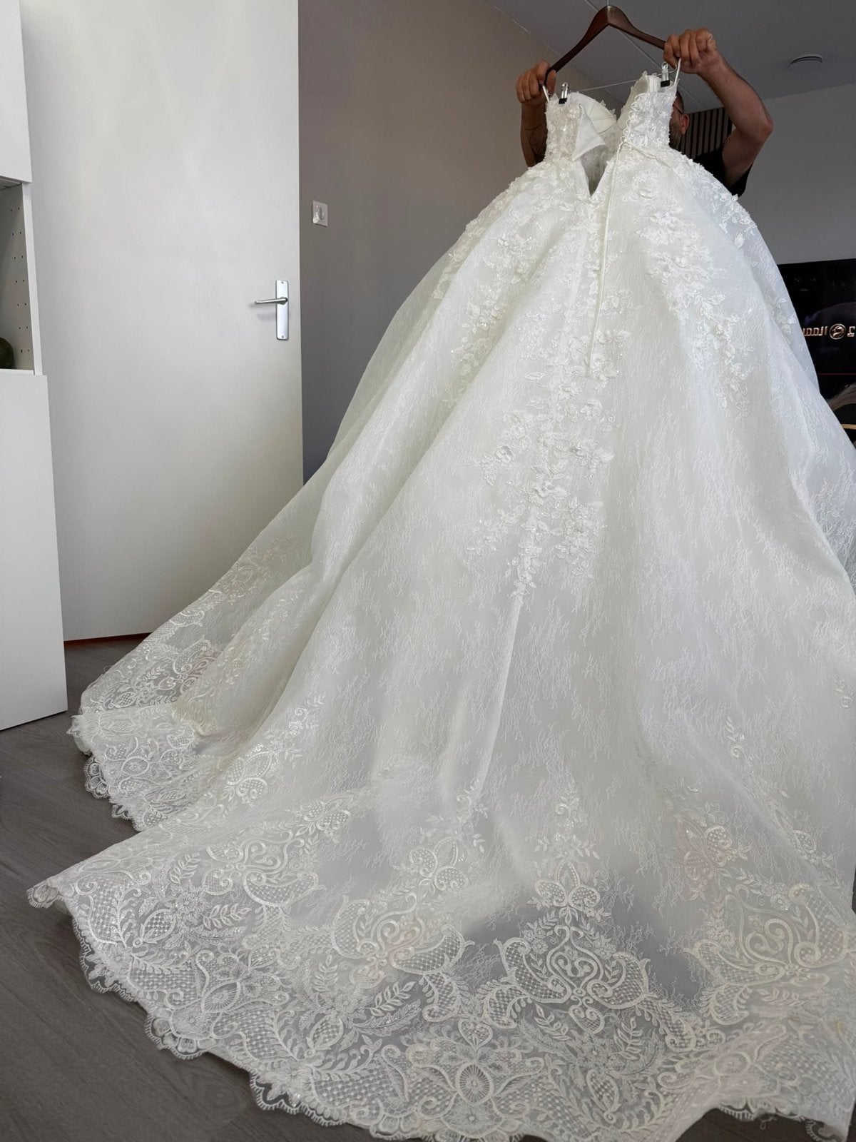 Prachtige witte trouwjurk met lange sleep en kant, Ophalen, Zo goed als nieuw, Wit, Trouwjurk