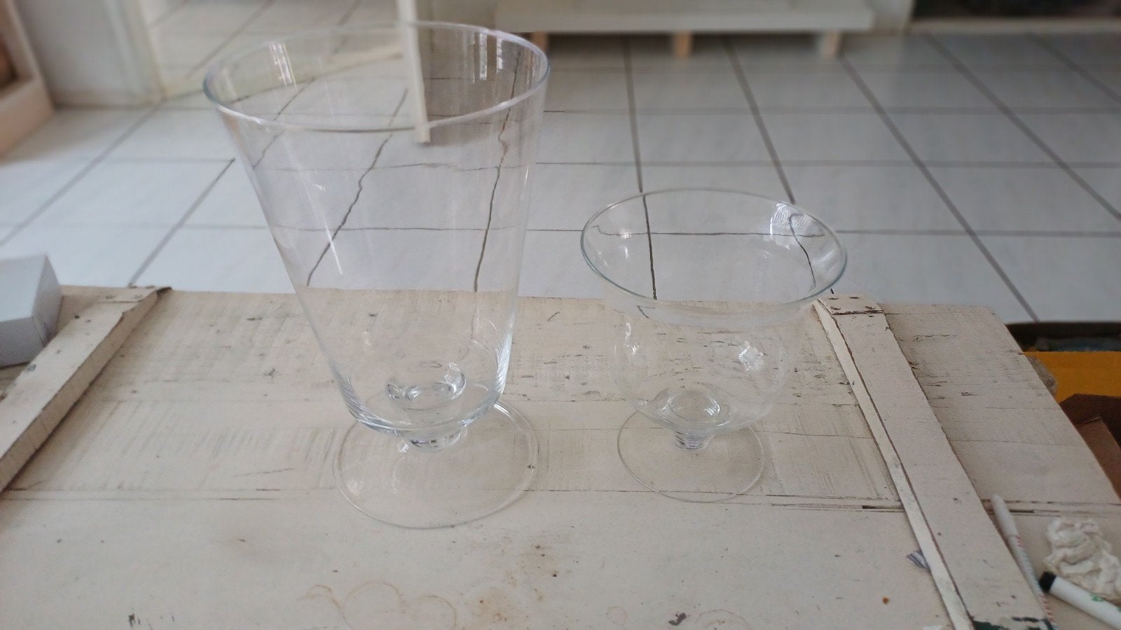 Decoratieve glazen vazen op voet van helder glas., Huis en Inrichting, Woonaccessoires | Vazen, Ophalen, Overige kleuren, Minder dan 50 cm