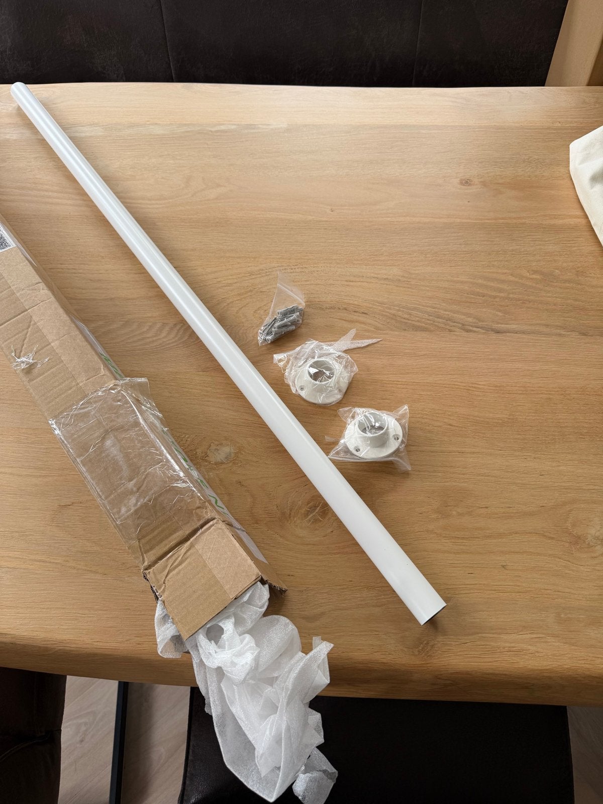Nieuwe garderobe stang met 2 rozetten 1110 mm, Huis en Inrichting, Ophalen of Verzenden, Nieuw
