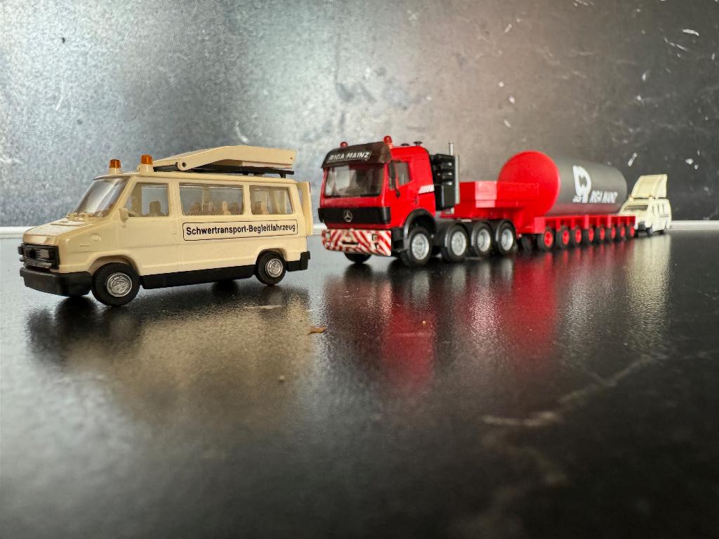 Heavy-3711: MB Actros Riga Mainz dieplader met lading, Hobby en Vrije tijd, Modelauto's | 1:87, Ophalen of Verzenden, Nieuw, Bus of Vrachtwagen