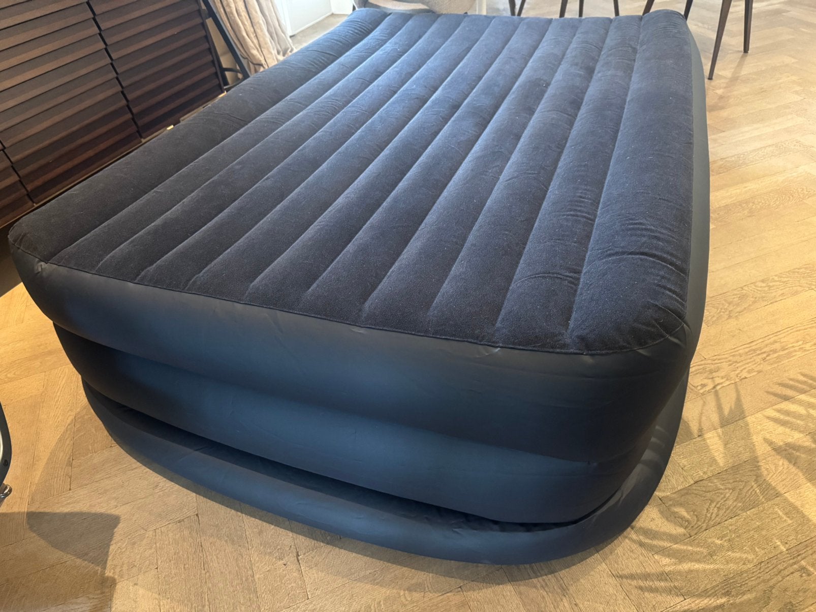 Intex Zelfopblaasbaar Luchtbed 140x200 met Ingebouwde Pomp, Caravans en Kamperen, Luchtbedden, Ophalen, Ingebouwde pomp, Zo goed als nieuw