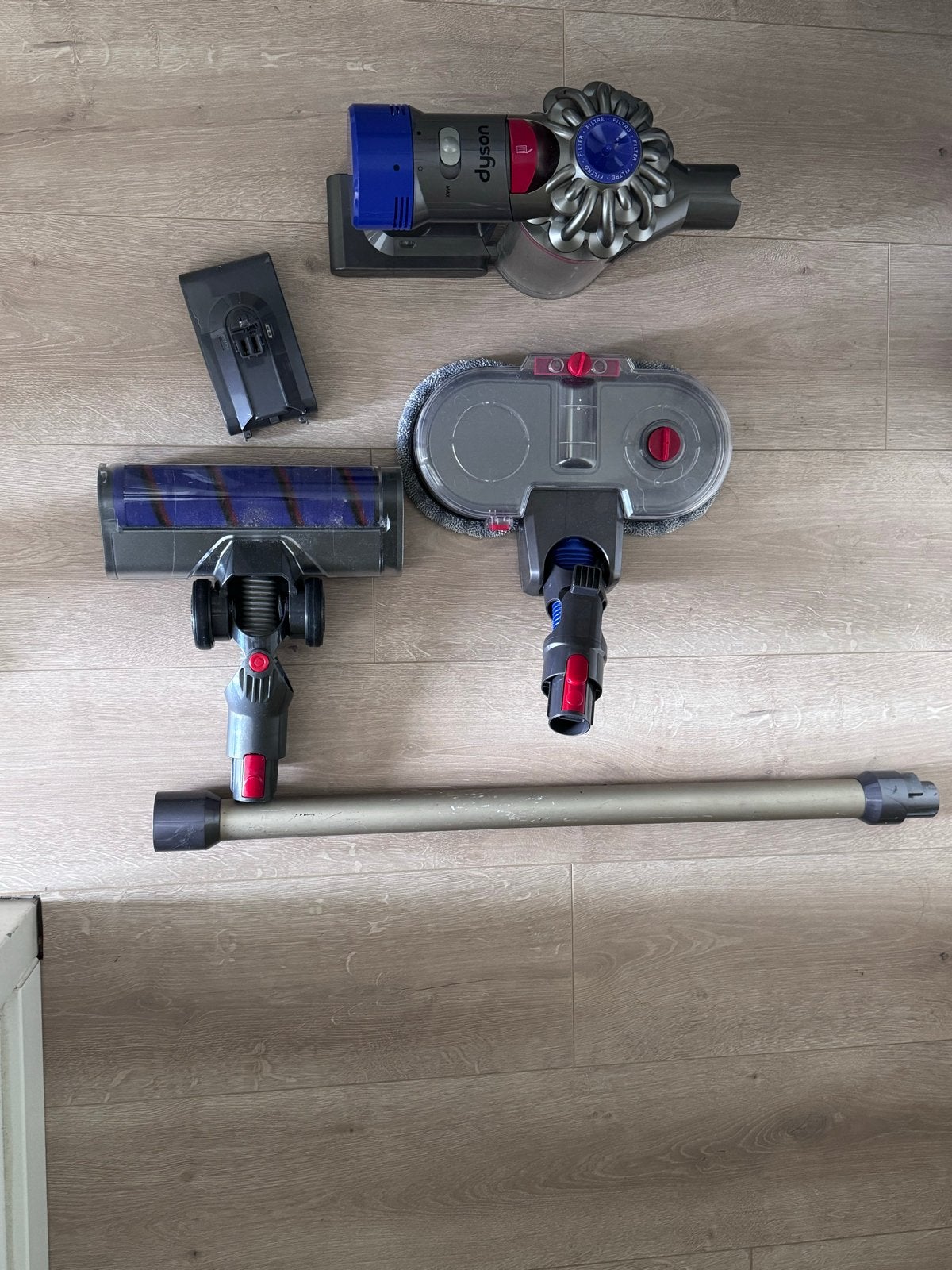 Dyson SV10 V8 met nieuwe batterij en gratis dweilattachment, Witgoed en Apparatuur, Stofzuigers, Ophalen, Gebruikt, Draadloos