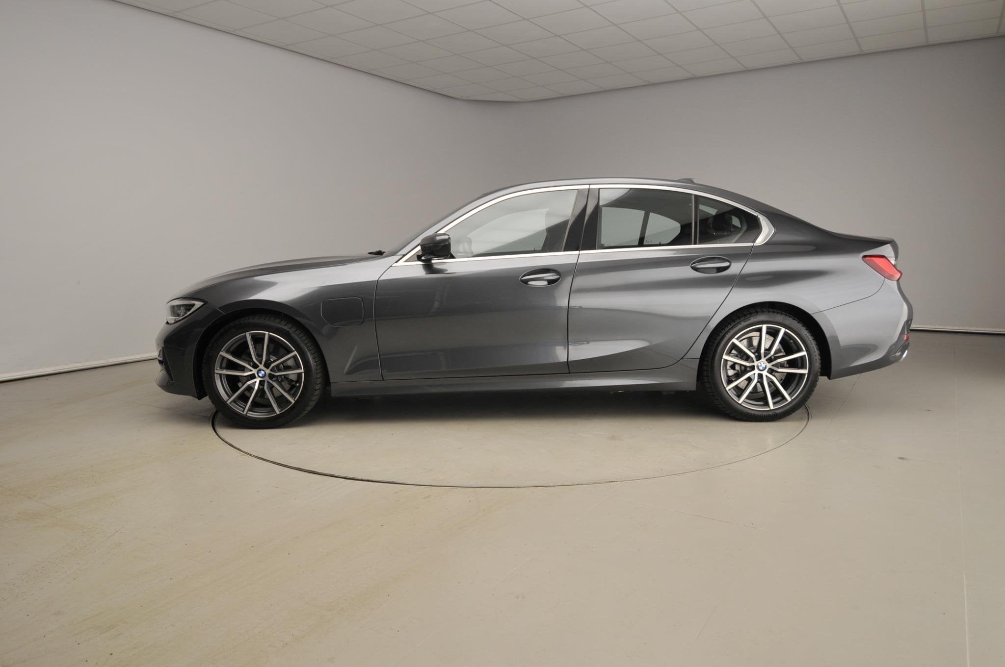 BMW 3 Serie Sedan 320e | Laserlicht | Leder | Navigatie | Ac, Achterwielaandrijving, Gebruikt, Euro 6, 4 cilinders