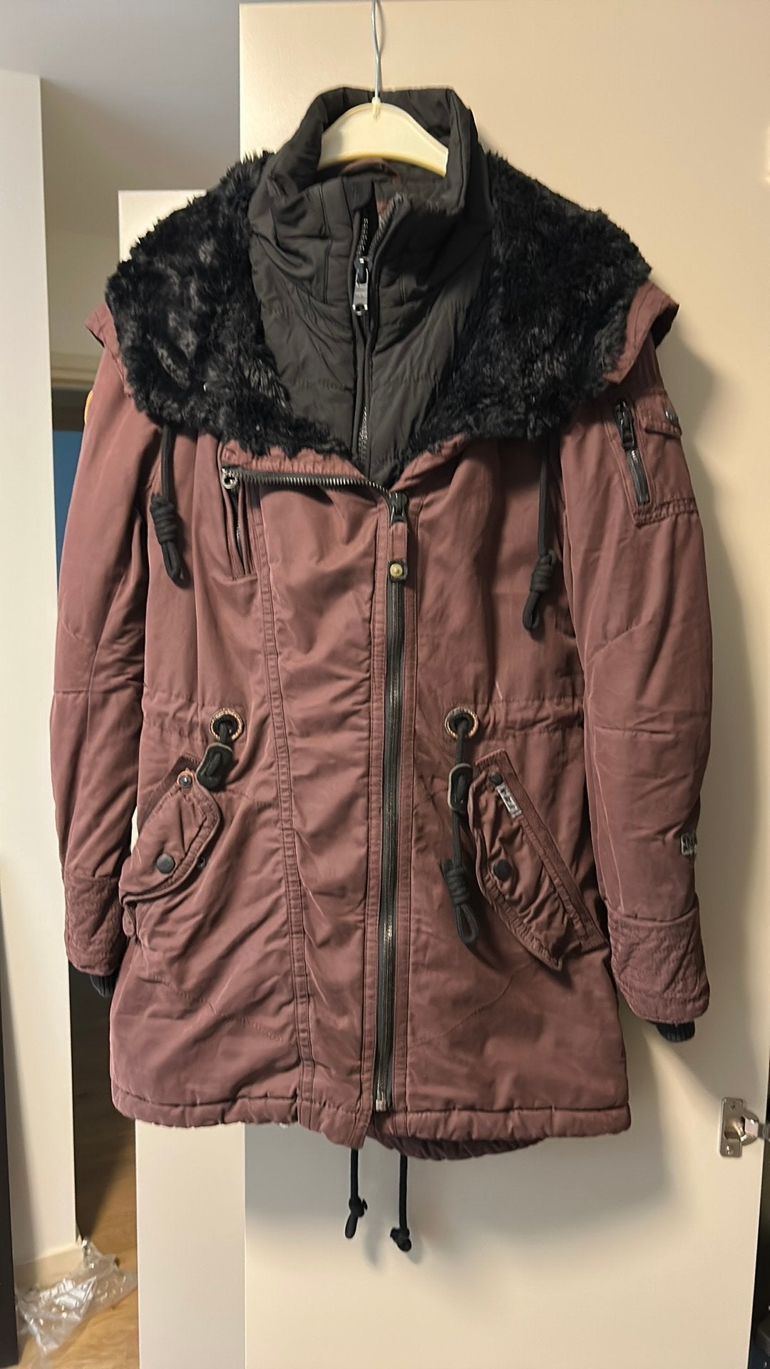 Ongedragen Winterjas khujo maat M aubergine zwart, Ophalen of Verzenden, Zo goed als nieuw, Maat 38/40 (M), Meerkleurig
