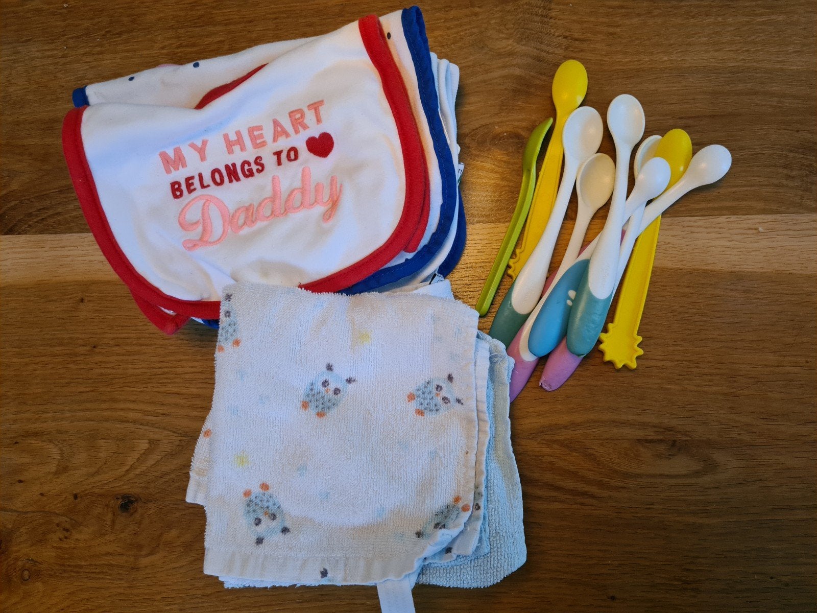 Baby slabbers, spuugdoekjes en lepeltjes. GRATIS, Ophalen of Verzenden, Gebruikt, Overige typen