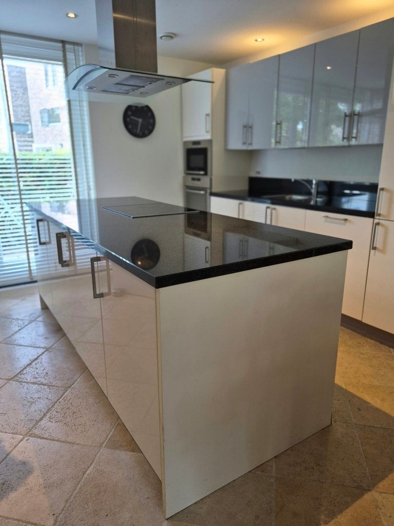 Complete keuken met granieten blad gratis op te halen, Huis en Inrichting, Keuken | Complete keukens, Ophalen, Gebruikt, Wit, Met kookeiland