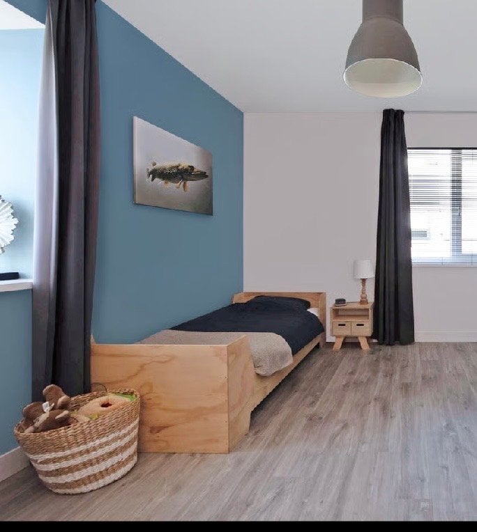 Houten underlayment bed met nachtkastje, Ophalen, 85 tot 100 cm, Gebruikt, Lattenbodem
