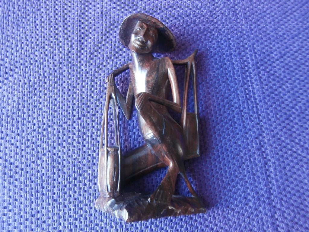 houtsnijwerk man Indonesia waterdrager Indonesië boer kunst, Hout, Bruin, Handgemaakt, Ophalen of Verzenden