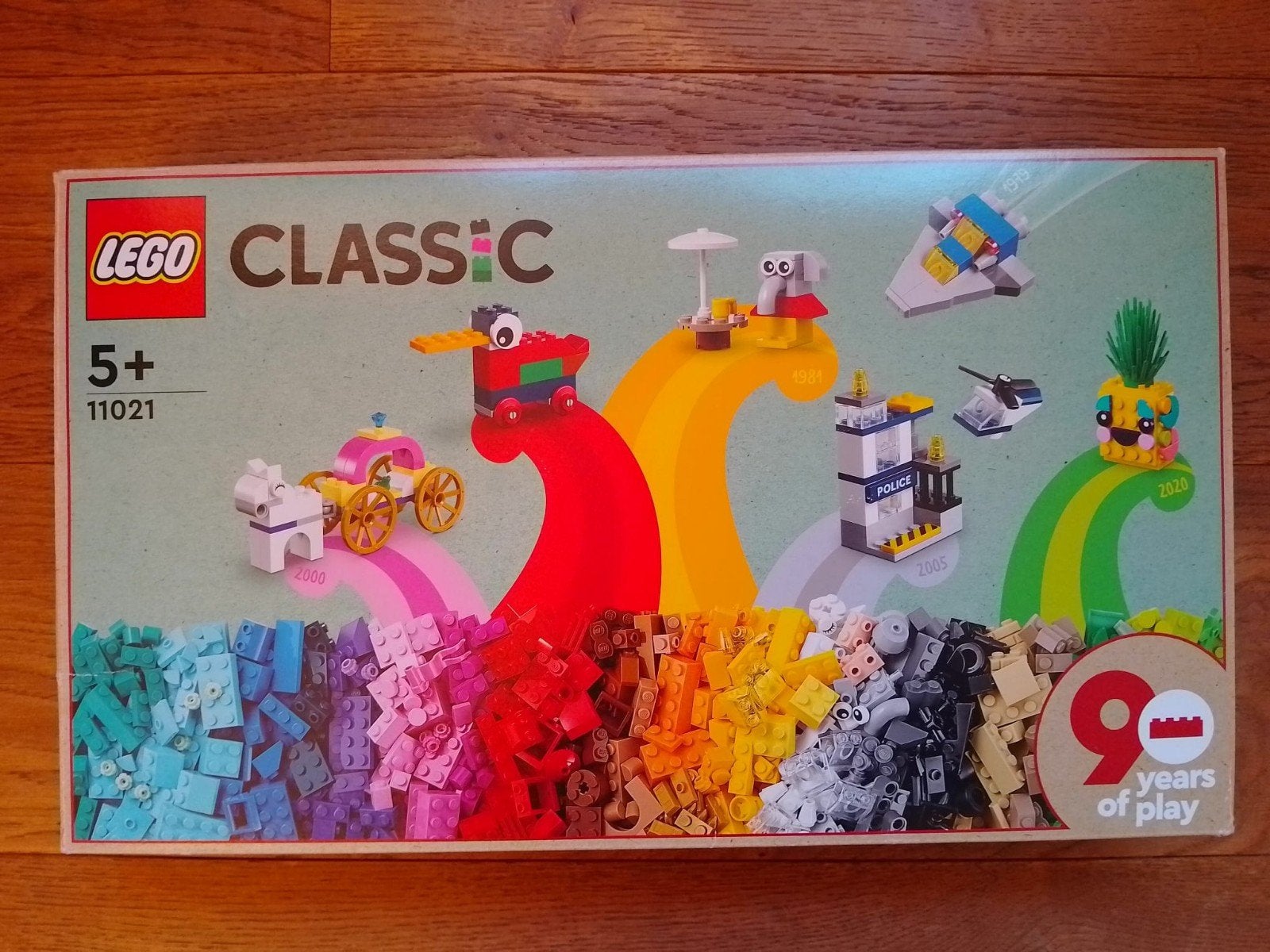 Lego Classic 90 jaar spelen 11021, Compleet, Overige thema's, Lego, Ophalen of Verzenden