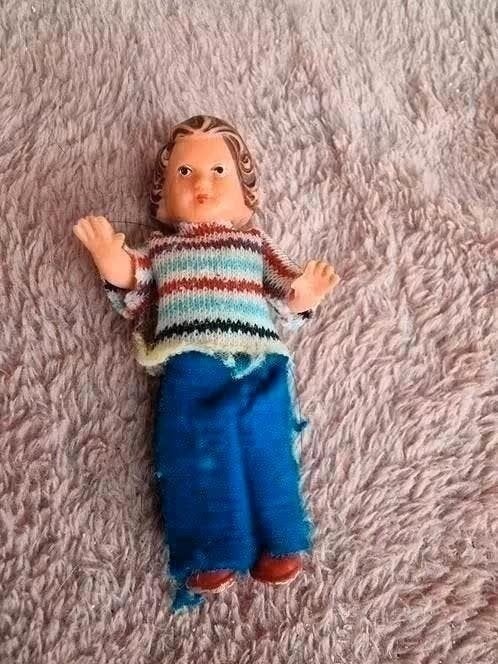 Ari popje 8 cm met gebreide trui en broek, Ophalen of Verzenden, Gebruikt, Overige typen