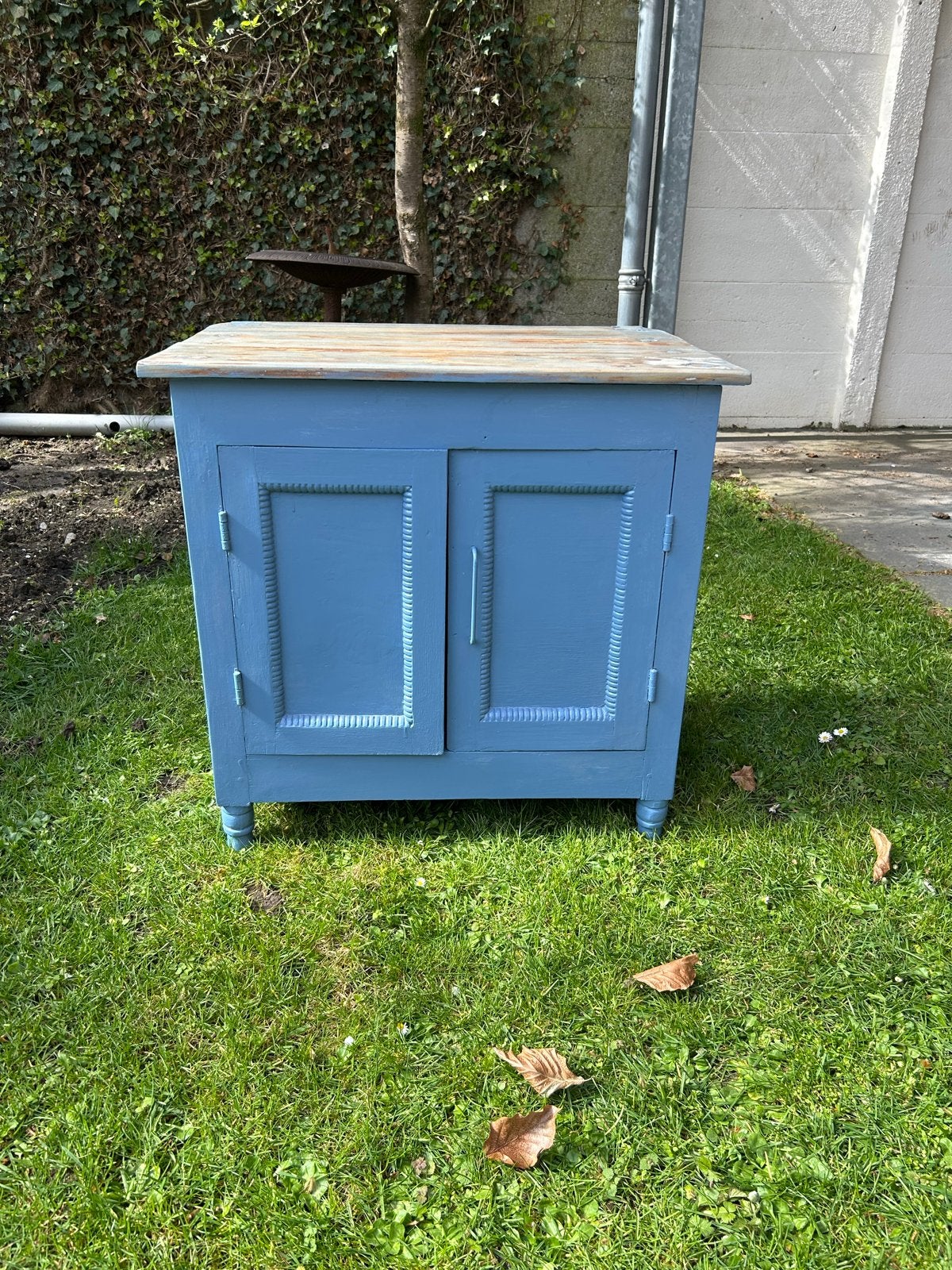 Uniek Vintage Kastje - Blauw met Retro Behang, Ophalen