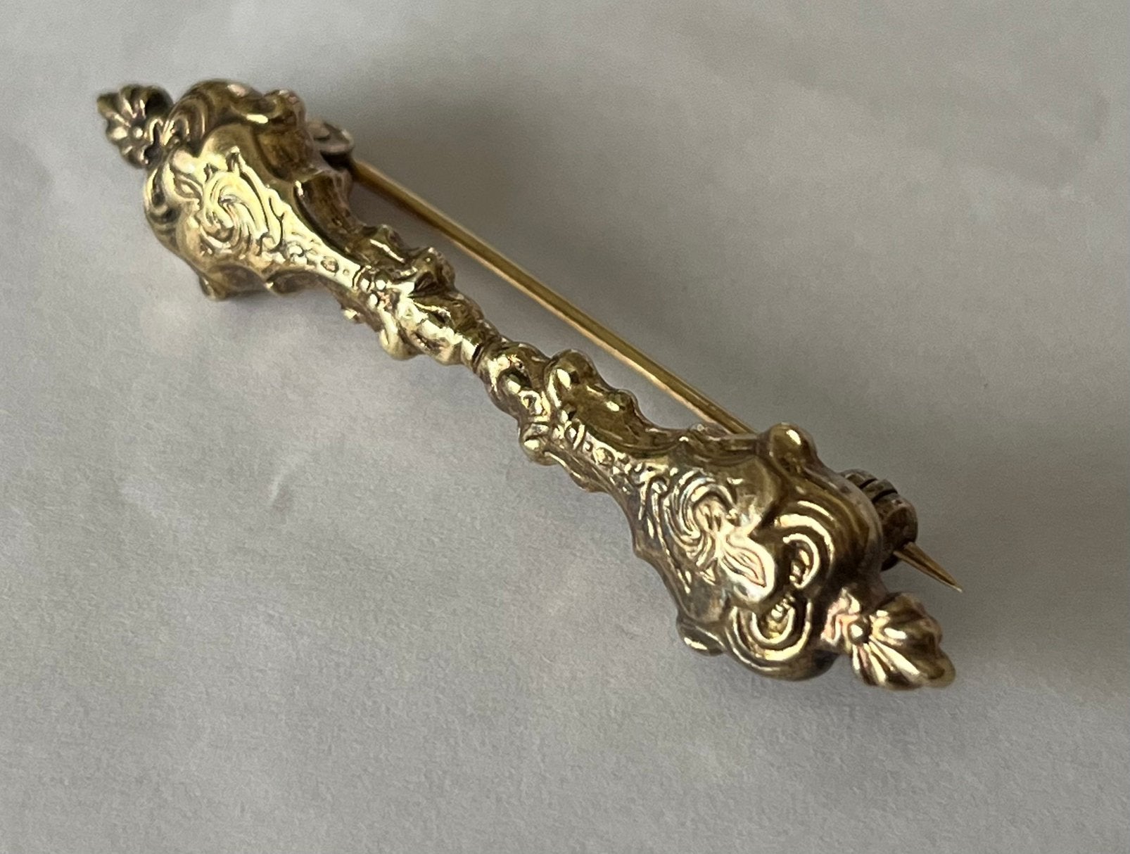 Sierlijke vergulde broche, Overige materialen, 4 tot 7 cm, Verzenden, Zo goed als nieuw