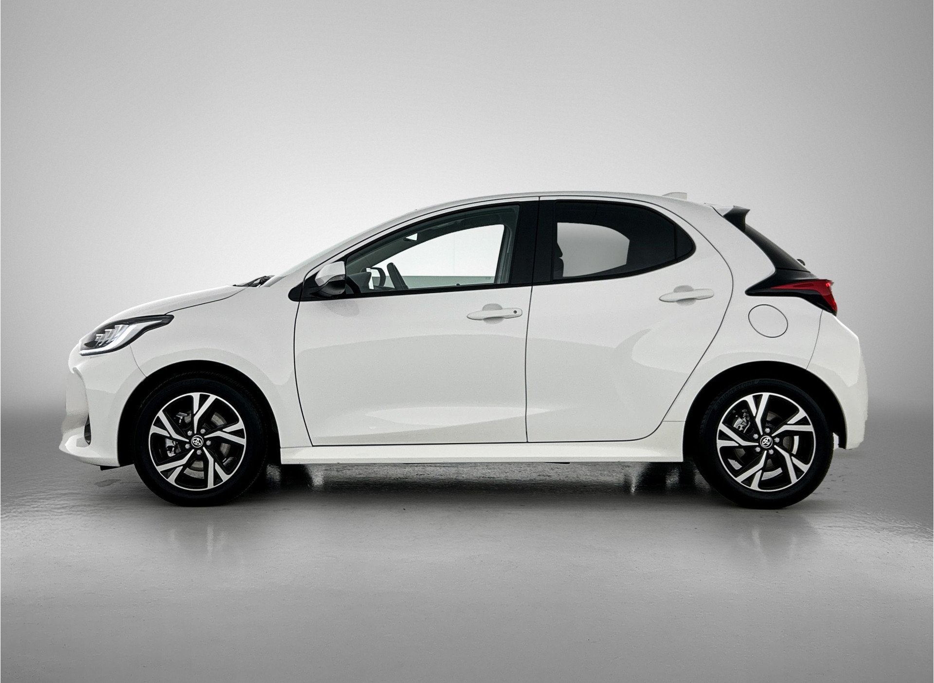 Toyota Yaris 1.5 Hybrid 115 Dynamic | Carplay | Achteruitrij, 12 maanden, Gebruikt, Wit, 1490 cc
