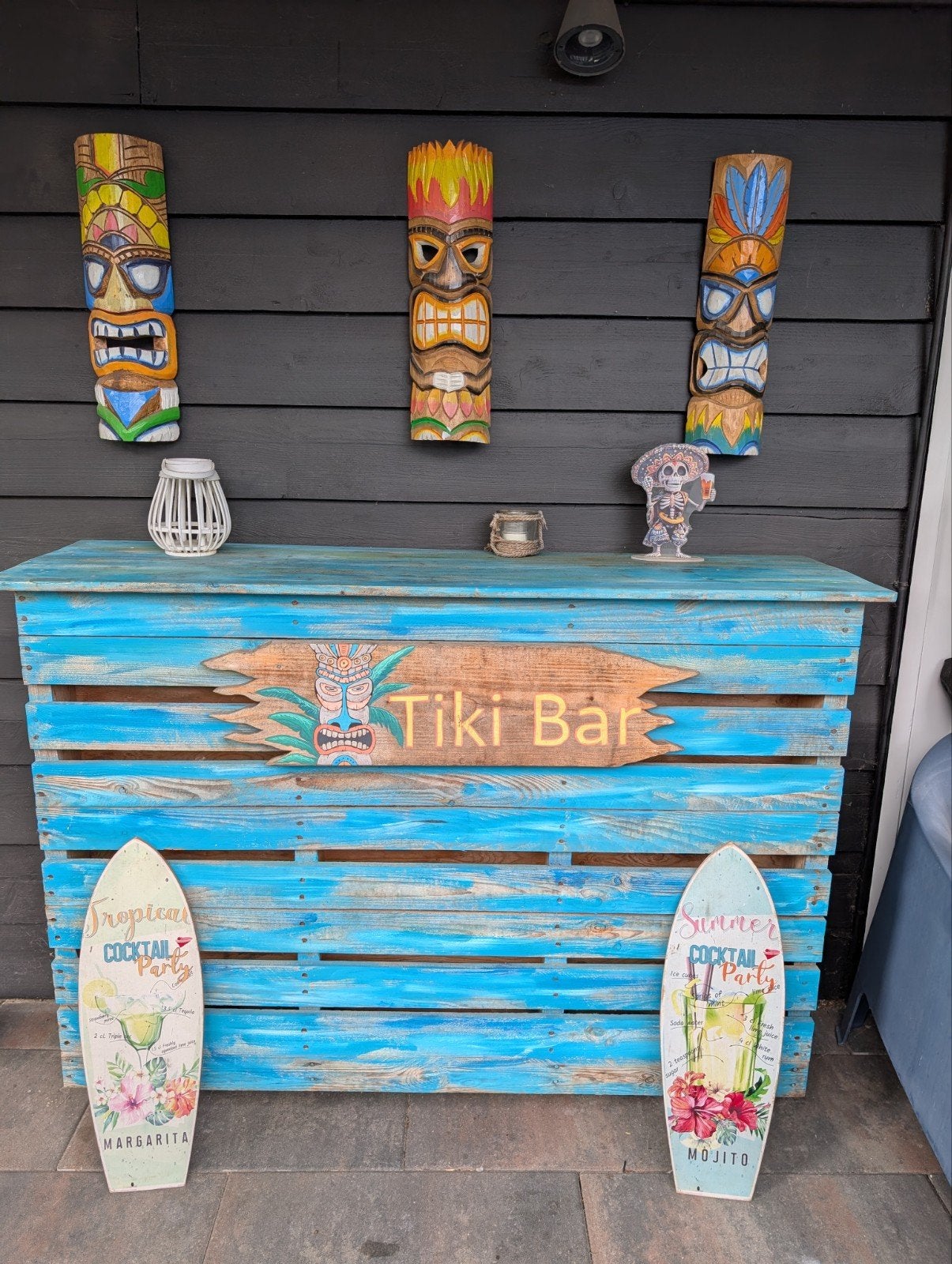 Tiki bar met 3 tiki maskers, Ophalen