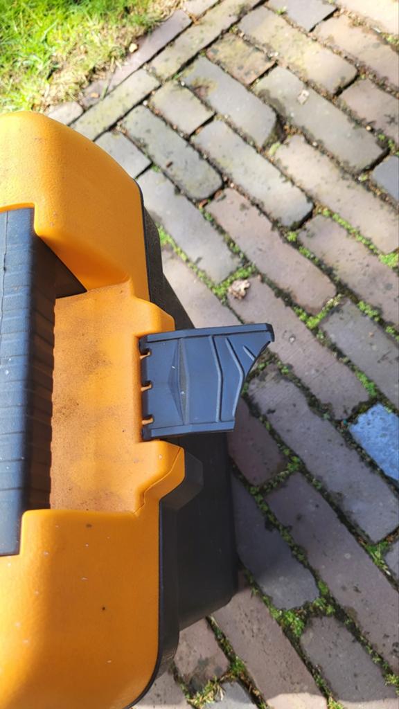 Gereedschapskist met beschadigde sluiting, Ophalen, Gebruikt