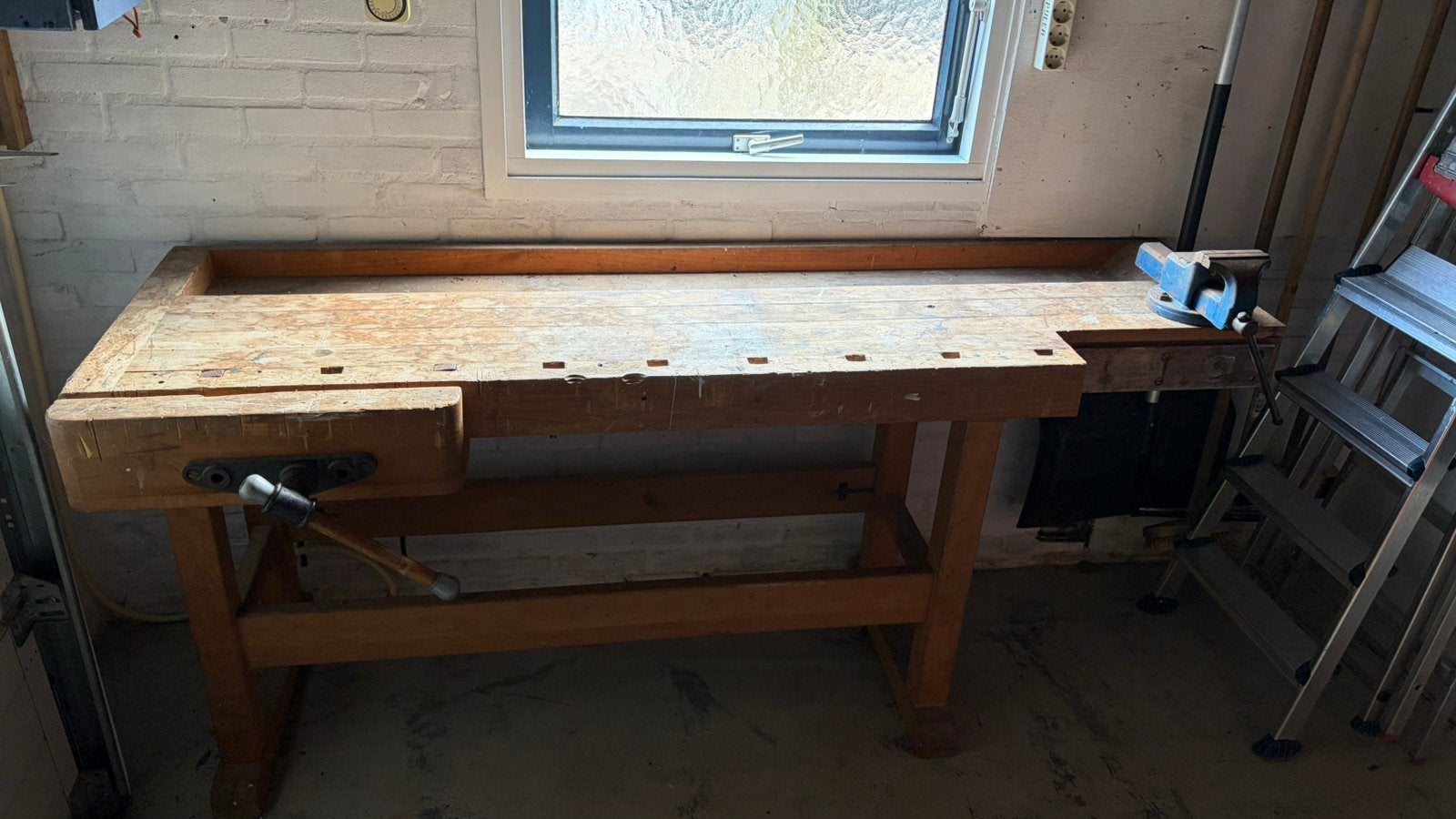 Oude authentieke houten werkbank, Doe-het-zelf en Verbouw, Werkbanken, Ophalen, Gebruikt, 170 cm of meer, Bankschroef