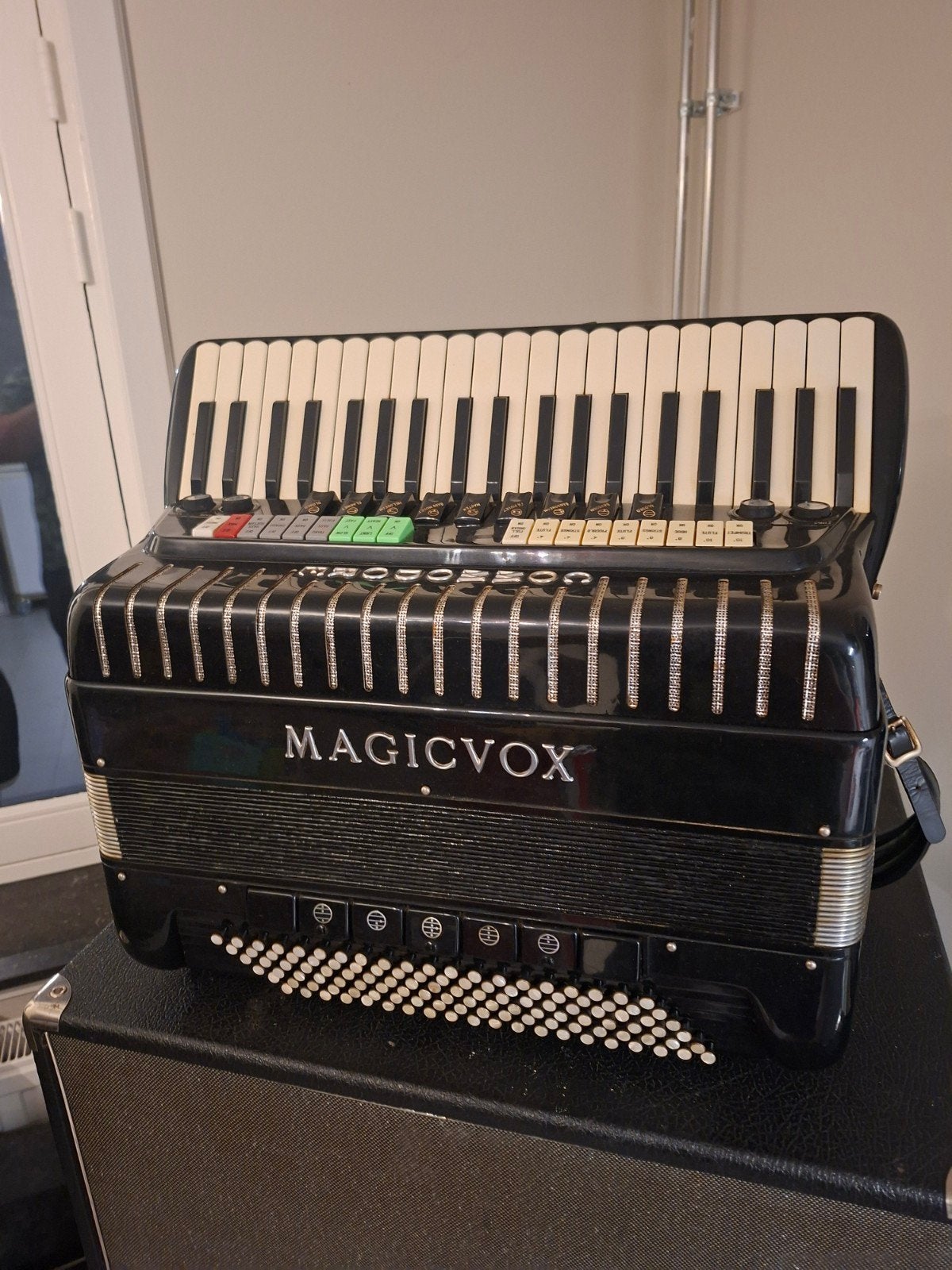 Magicvox elektrische accordeon met versterker en pedalen, Gebruikt, Met riemen, Toetsaccordeon, 120-bas