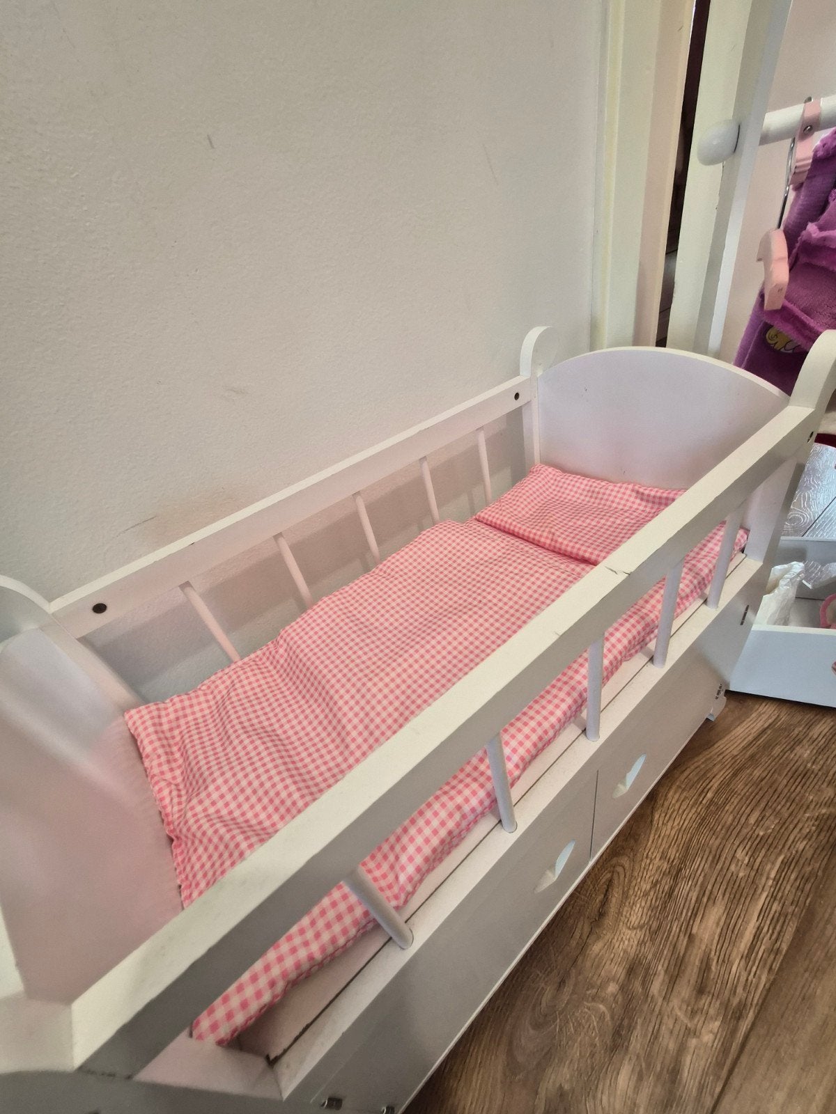 bandits and angels poppenbed en kledingrek, Kinderen en Baby's, Speelgoed | Houten speelgoed, Ophalen of Verzenden, Gebruikt