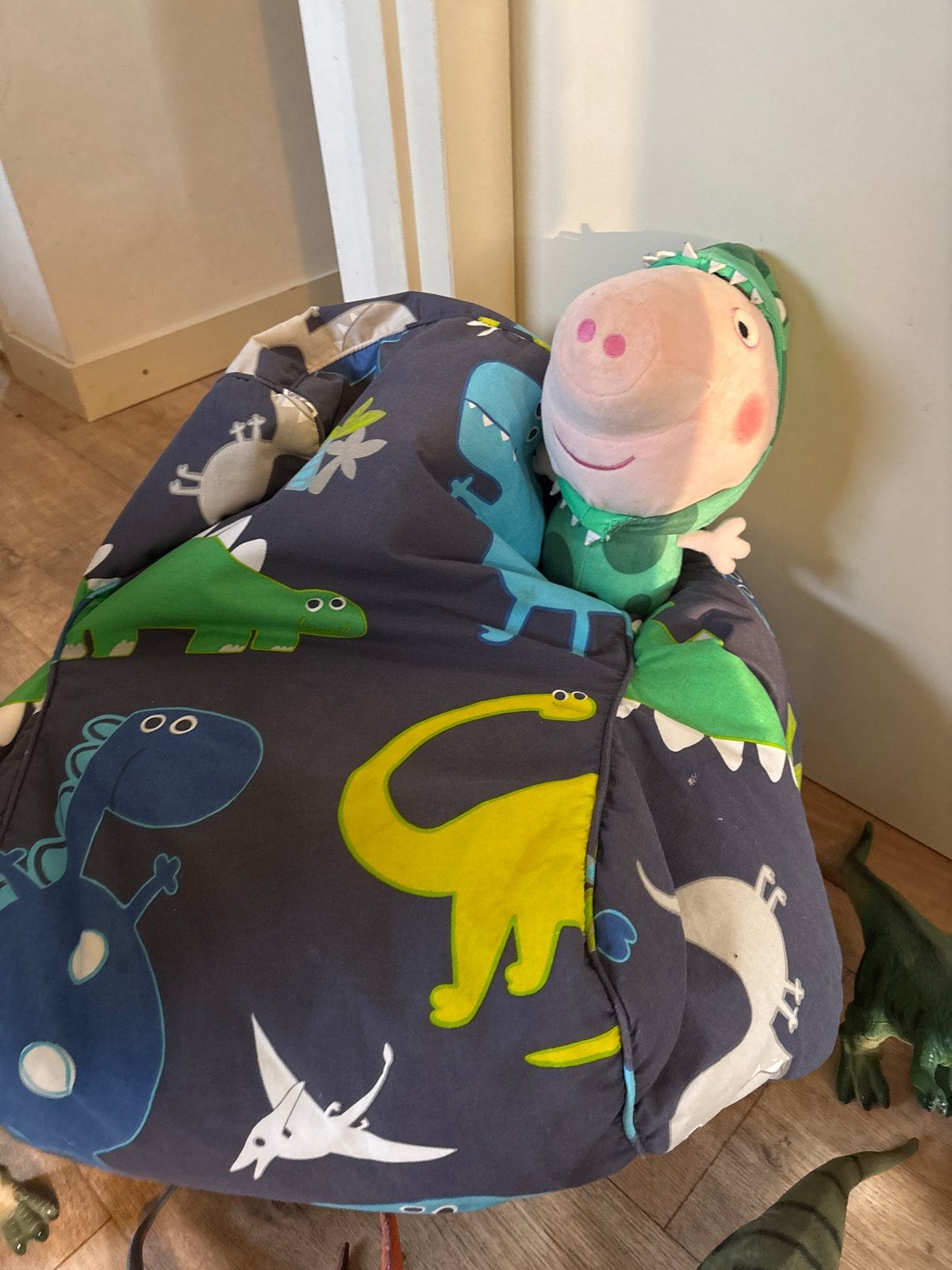 Dino kamer compleet: poef, knuffel en veel plastic dino's, Ophalen, Zo goed als nieuw, Jongen of Meisje