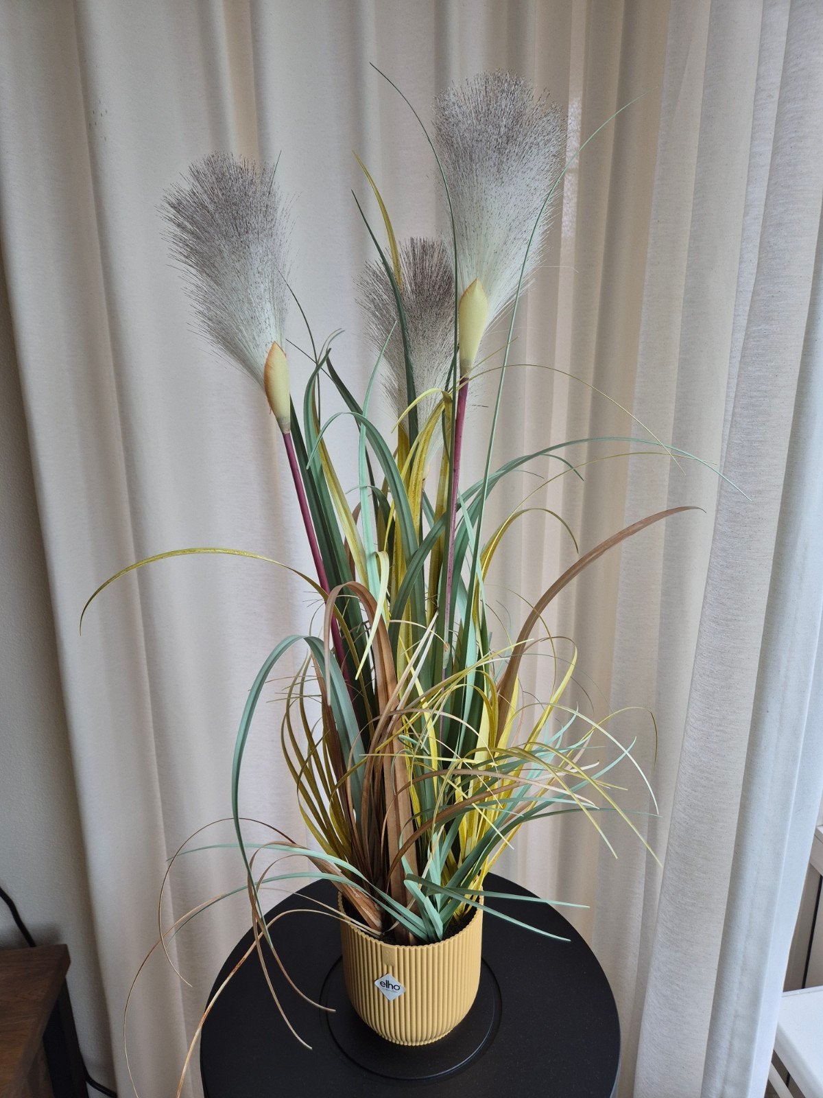 Kunstplant in Elho pot geel, Huis en Inrichting, Ophalen, Zo goed als nieuw, Binnen, Inclusief kunstbloemen