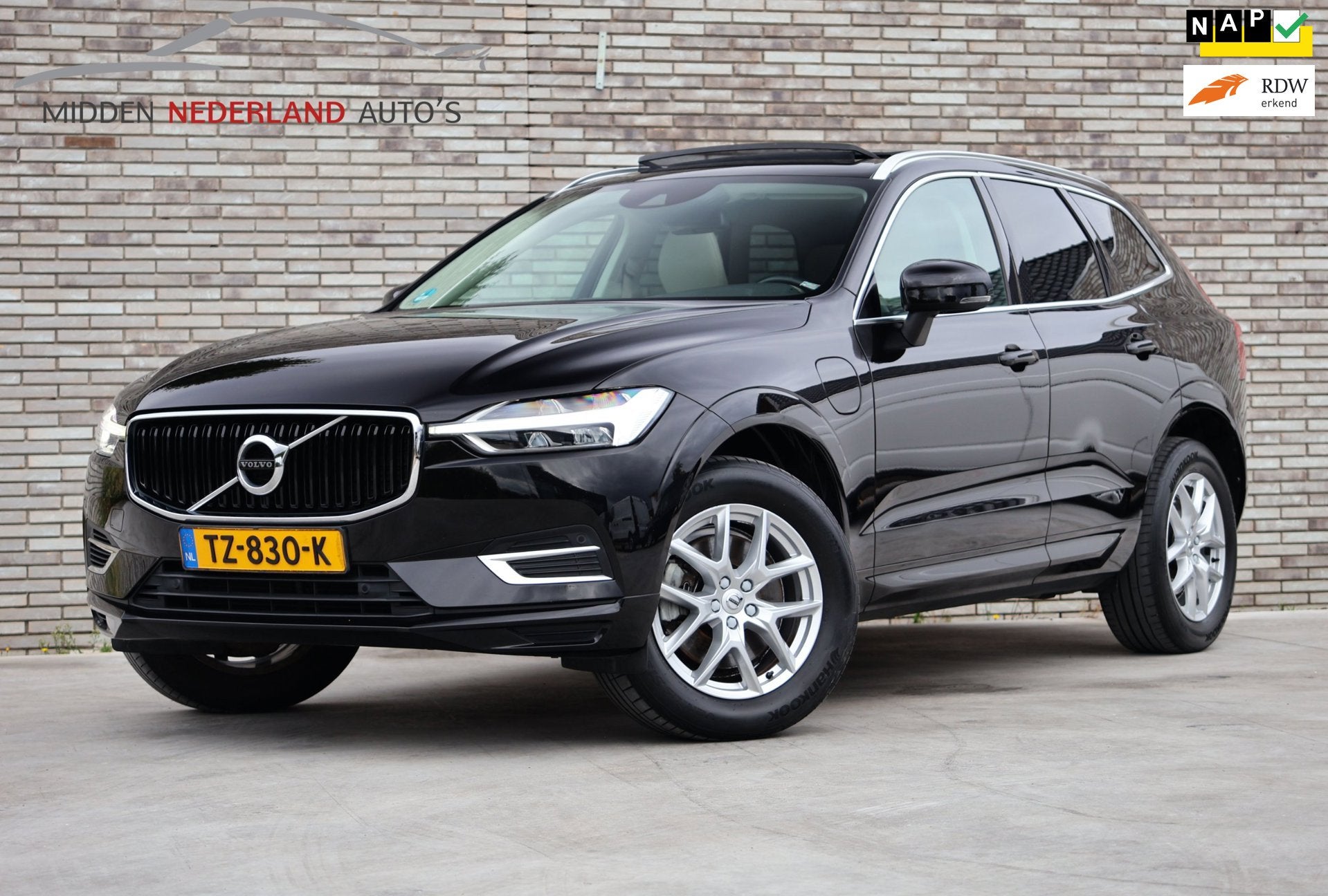 Volvo XC60 2.0 T8 Twin Engine AWD * TREKHAAK * PANORAMA DAK, Auto's, Volvo, Automaat, Gebruikt, 1969 cc, Bedrijf