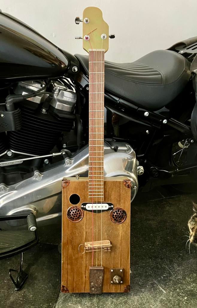 Ter overname 3 snaar (sigaarbox) gitaar, Ophalen of Verzenden, Zo goed als nieuw, Semi-solid body, Overige merken