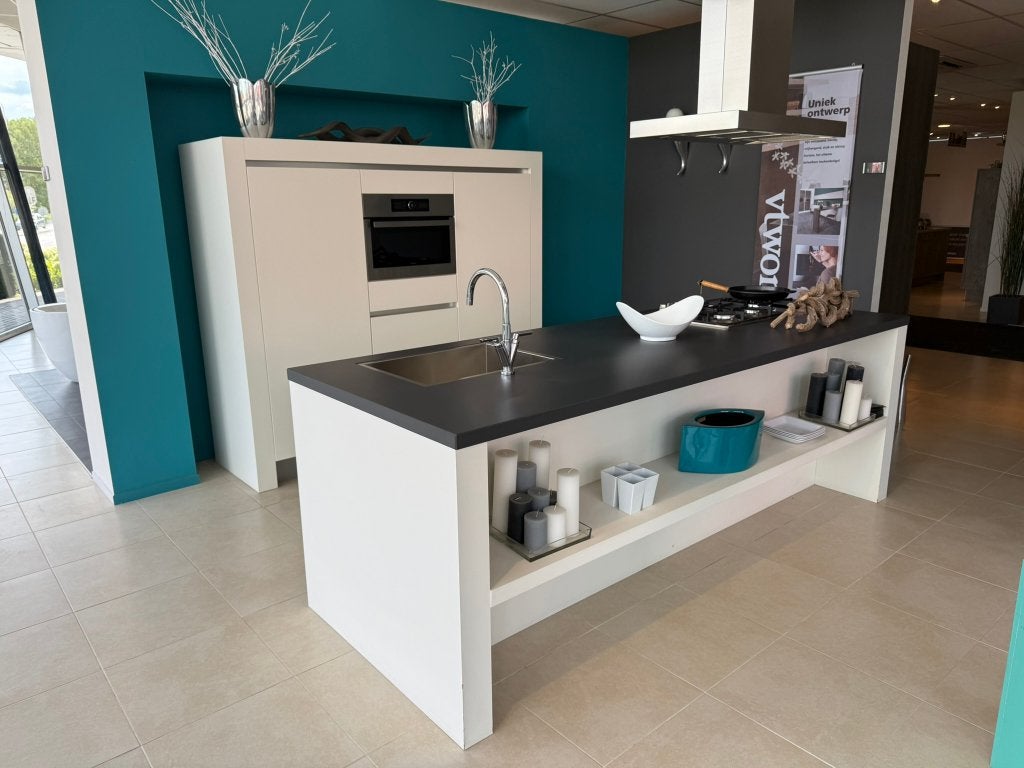 Showroomkeuken met eiland - Grando, Huis en Inrichting, Keuken | Complete keukens, Wit, Overige typen, Nieuw, Hacker