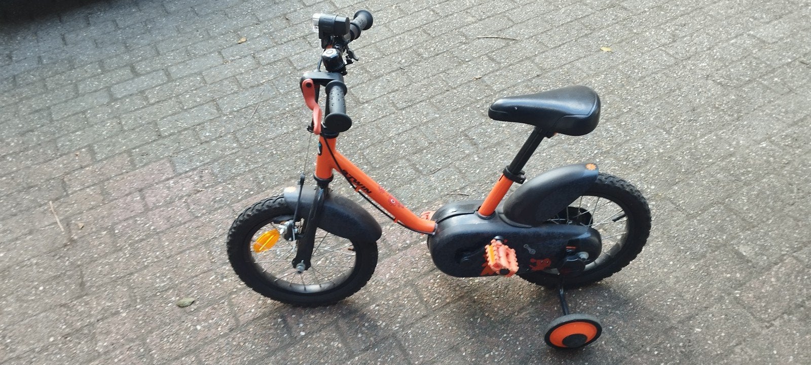 Kinderfiets 14 inch met zijwieltjes - Oranje/Zwart, Ophalen, Gebruikt, 16 tot 20 inch, Zijwieltjes