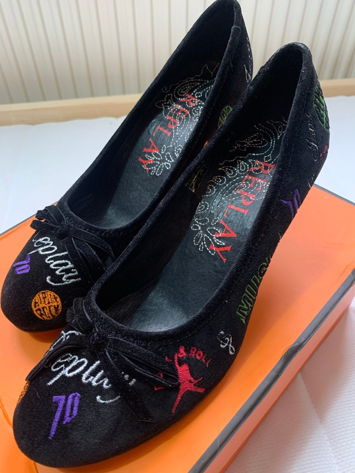 Replay Pumps Maat 40 - Zwart met kleurrijke opdruk, Ophalen of Verzenden, Gedragen, Zwart, Pumps