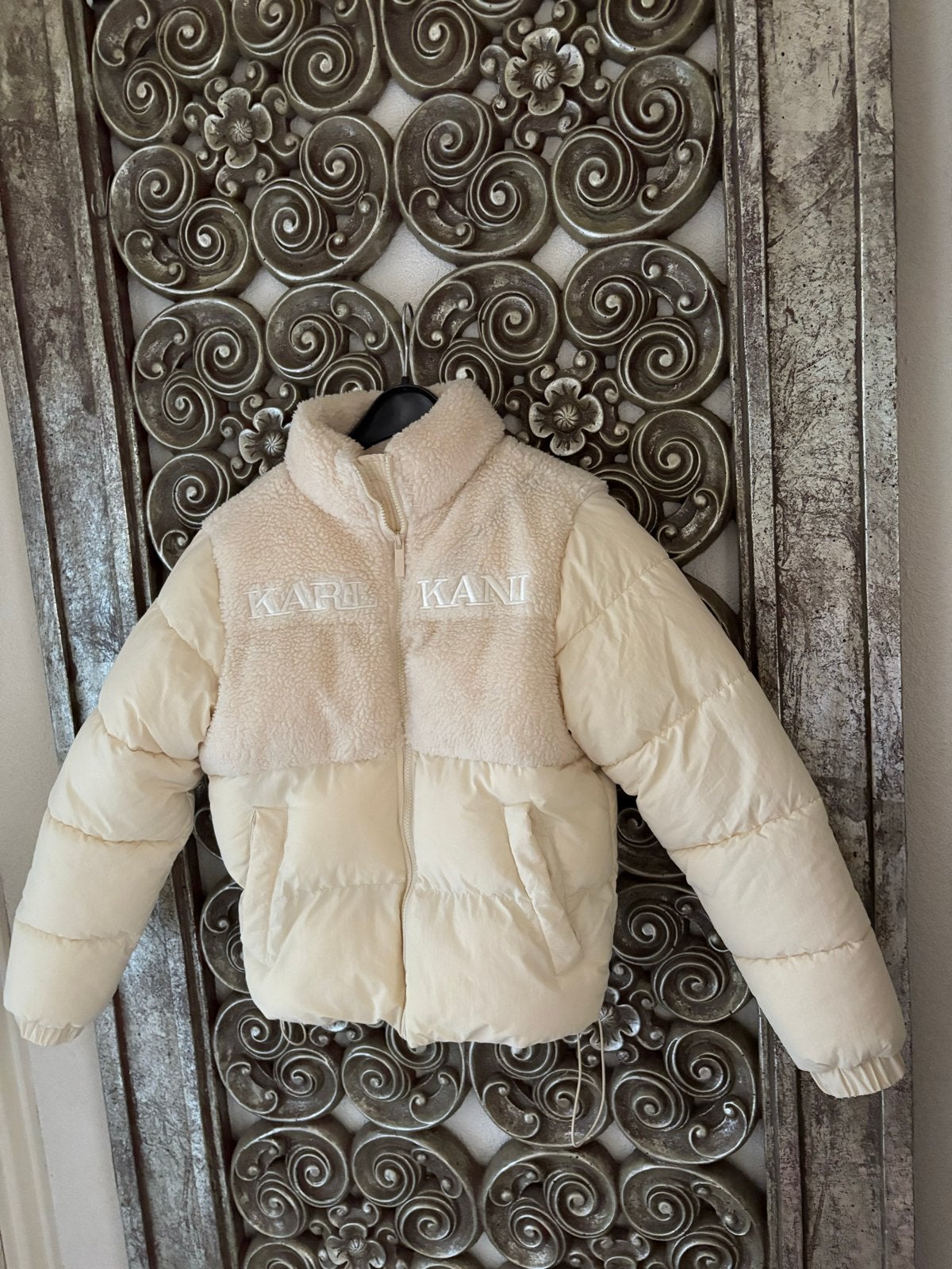 Karl Kani Pufferjack met teddy details - Maat XS, Ophalen of Verzenden, Zo goed als nieuw, Maat 34 (XS) of kleiner, Beige