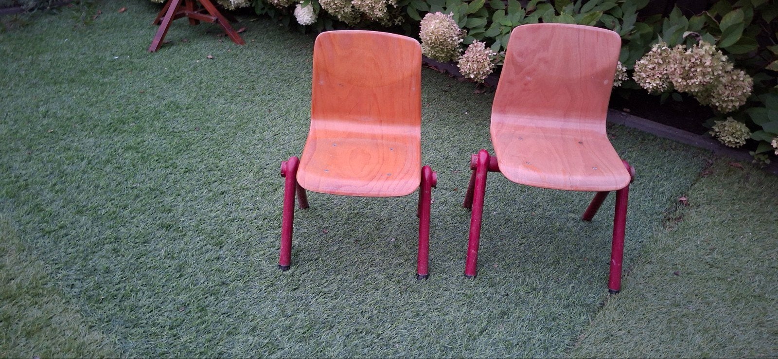 Twee houten kinderstoelen met rode metalen poten, Huis en Inrichting, Ophalen, Gebruikt, Twee, Kinderstoelen