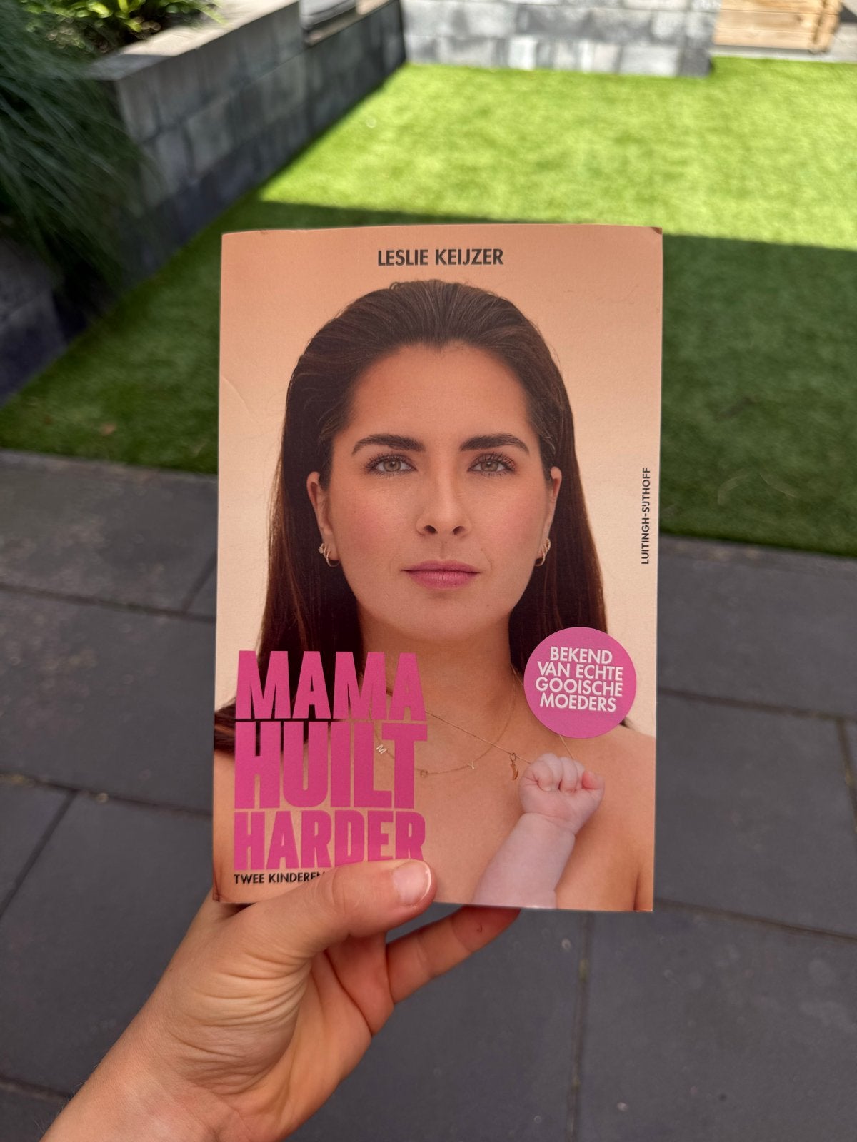 Mama Huilt Harder - Leslie Keijzer (Zo goed als nieuw), Ophalen of Verzenden, Zo goed als nieuw, Zwangerschap en Bevalling