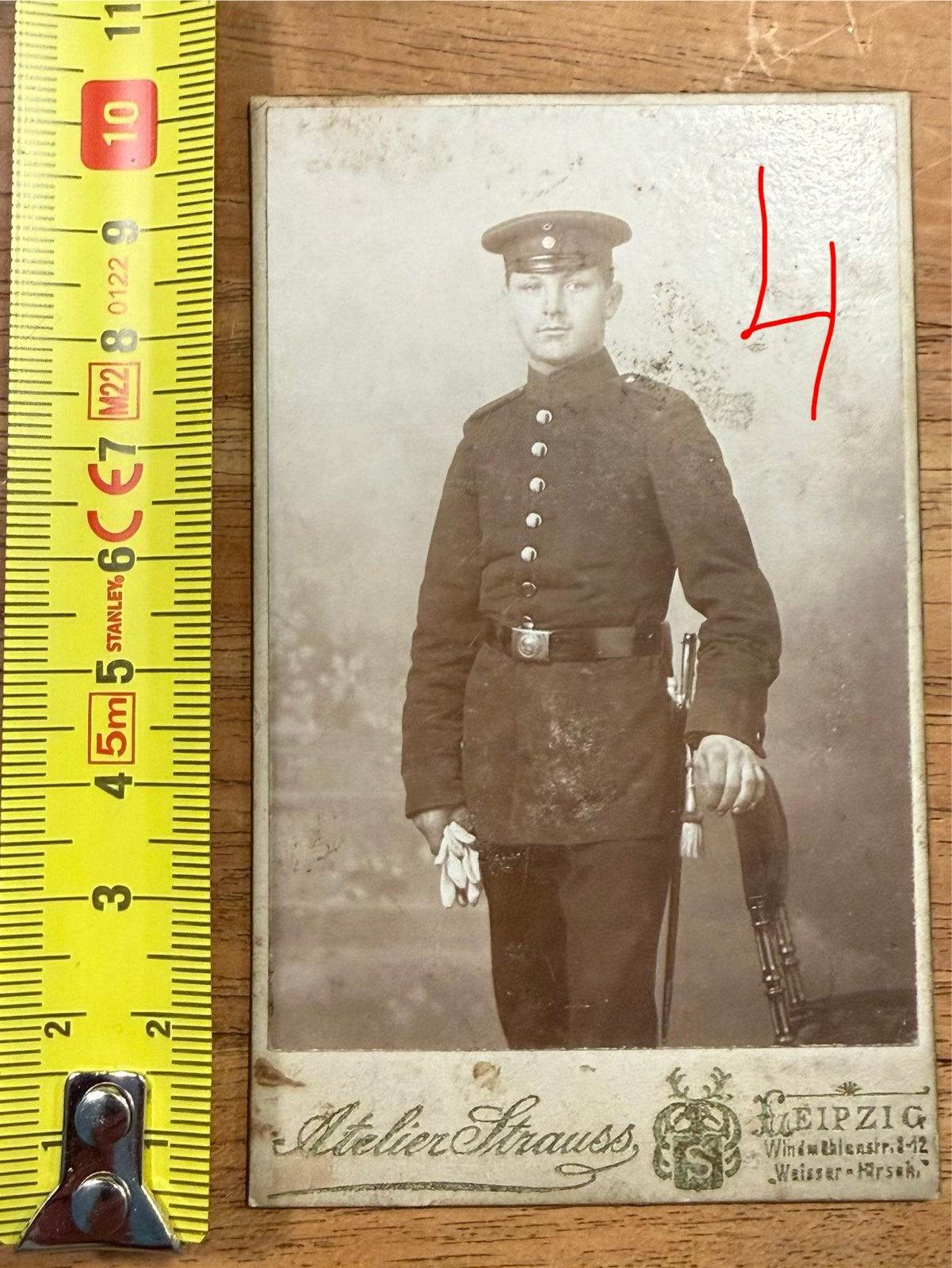 Duitse soldaat in uniform met pet en sabel (voor 1918), Verzamelen, Foto's en Prenten, Gebruikt, Verzenden, Foto, Voor 1940