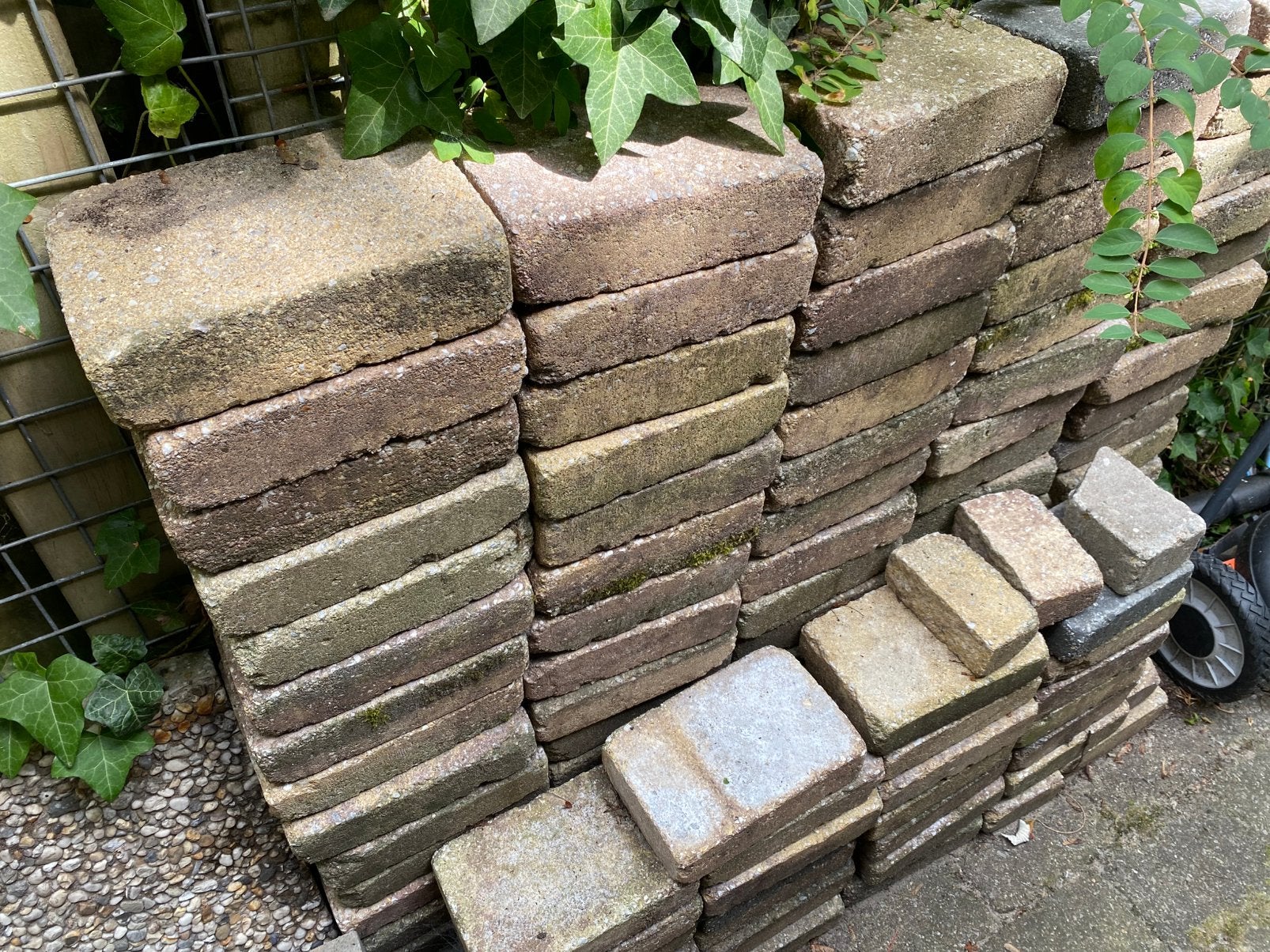 Gratis tuintegels / klinkers circa 110 stuks, Ophalen, Gebruikt, Beton, Klinkers