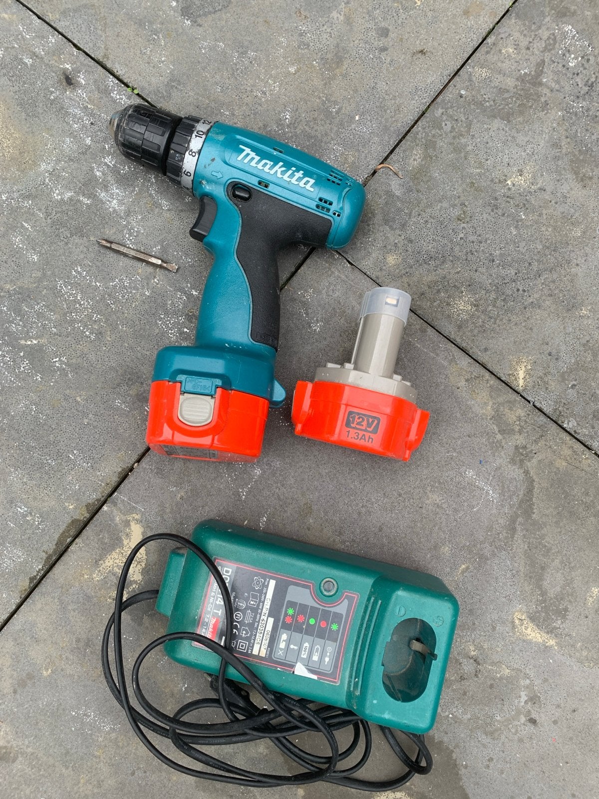 Makita Accuboormachine 12V met lader en accu, Ophalen, Gebruikt, Minder dan 400 watt, Boor- en Schroefmachine