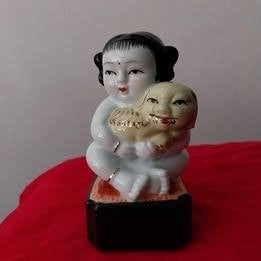 Vintage Chinees beeldje meisje met hondje, Antiek en Kunst, Antiek | Porselein, Ophalen