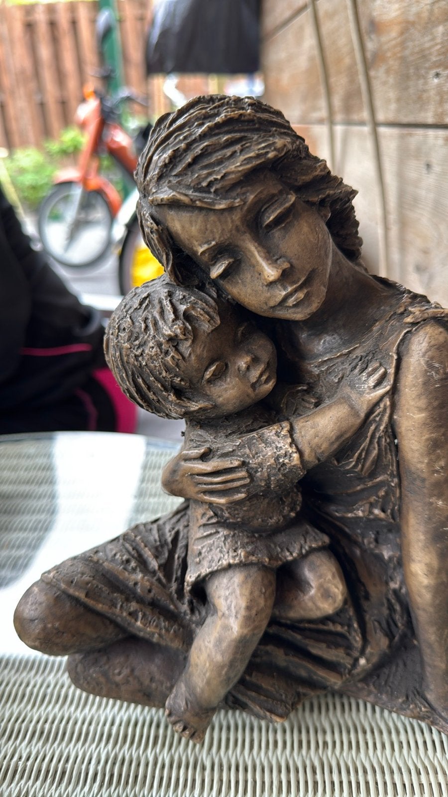 Bronzen Beeld Moeder en Kind - Liefdevolle Omhelzing, Groep mensen, Ophalen of Verzenden, 20 - 50 cm, Beeld