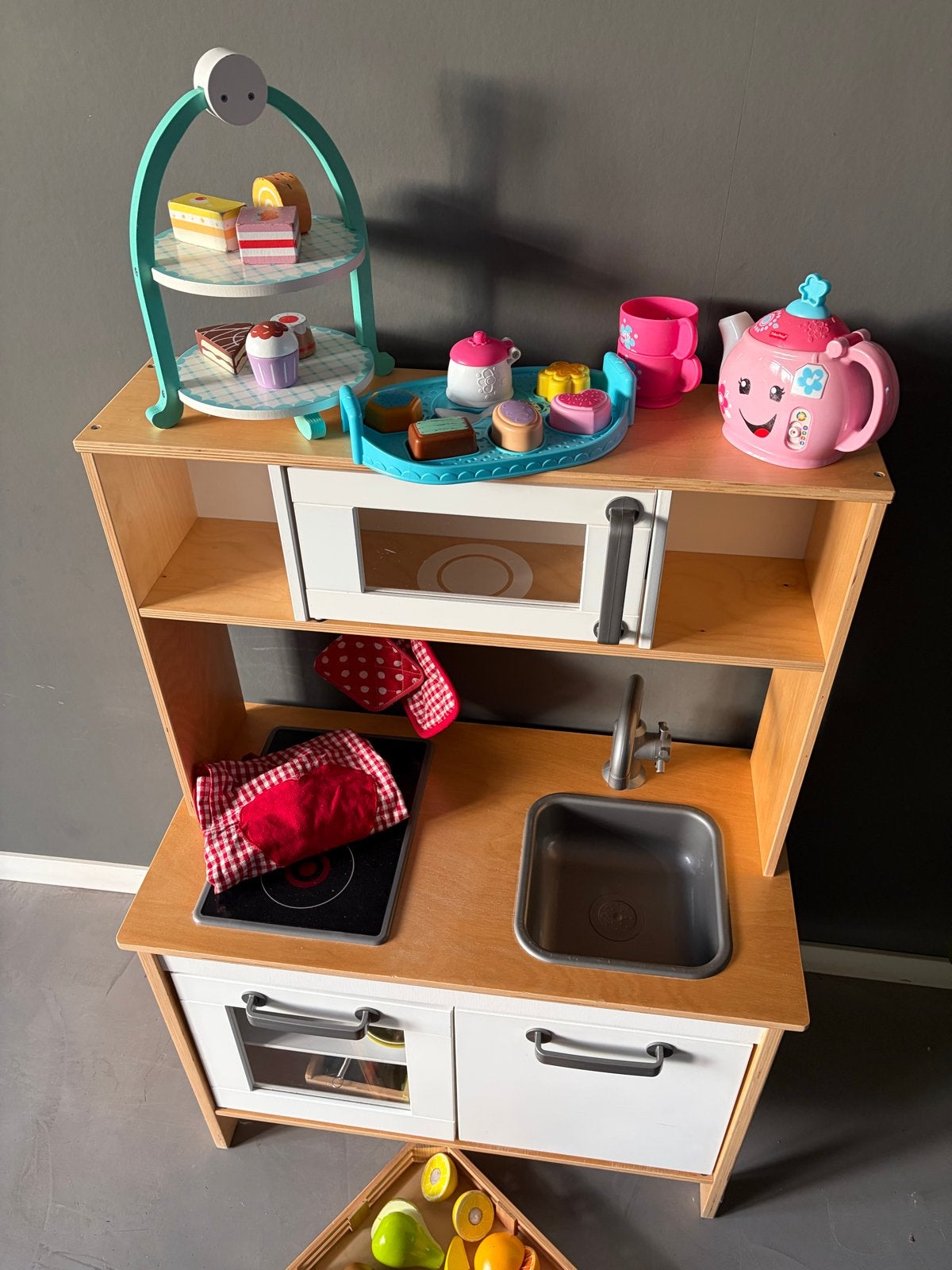 Grote IKEA speelkeuken met accessoires en theeservies, Ophalen, Gebruikt, Ontdekken, Met licht