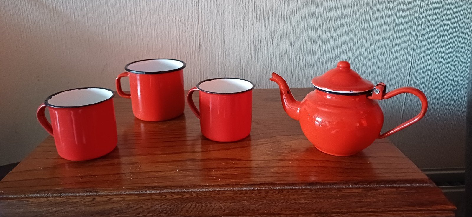 3 Emaille bekers en 1 klein theepotje, Ophalen