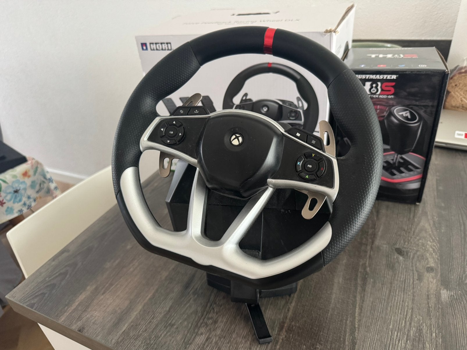 Foto 3 van HORI Force Feedback Racing Wheel DLX + 3 Pedalen | Series X