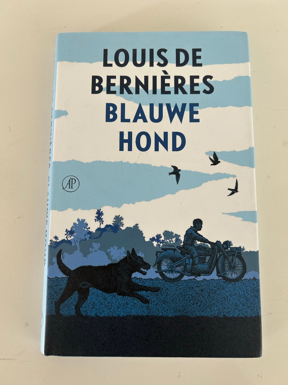 Blauwe Hond - Louis de Bernières (Jeugdboek), Ophalen of Verzenden, Zo goed als nieuw, Wereld overig