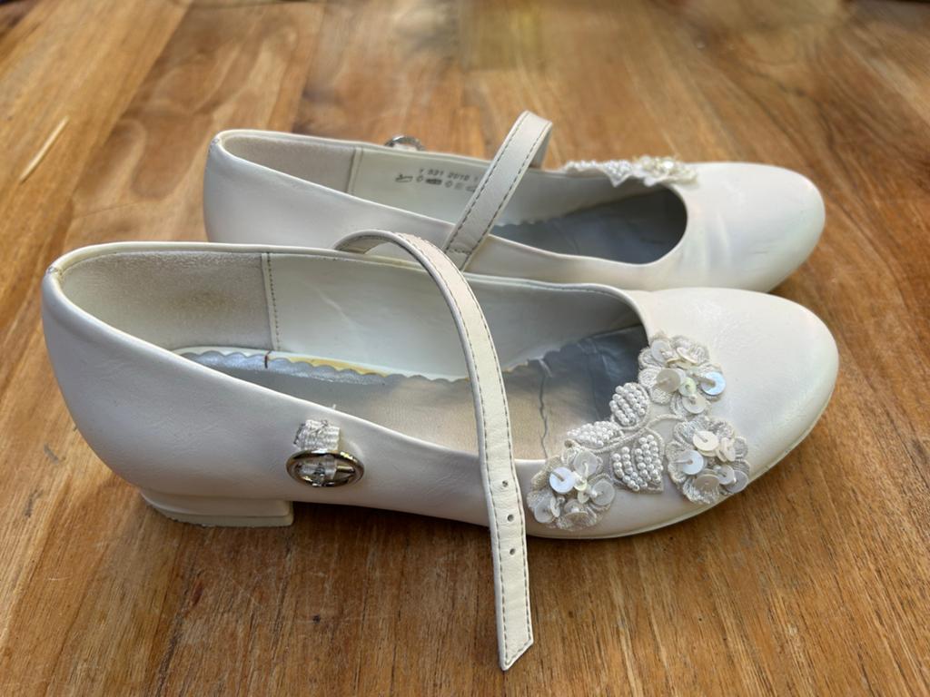 Witte schoenen met bloemen mt 32 voor feest, Kinderen en Baby's, Kinderkleding | Schoenen en Sokken, Ophalen of Verzenden, Gebruikt