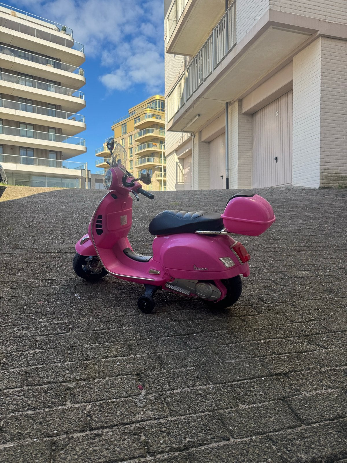 Roze Vespa kinder elektrische scooter met zijwieltjes, Ophalen, Gebruikt