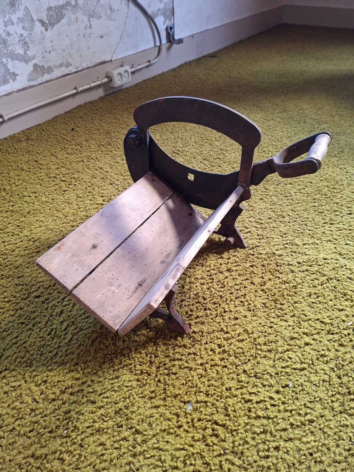 Antieke/vintage broodsnijder van gietijzer en hout, Ophalen of Verzenden