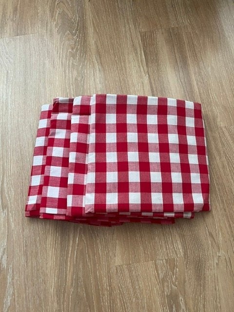 4 Rood geblokte tafelkleden .120 bij 240 Kan ook per stuk, Ophalen, Zo goed als nieuw