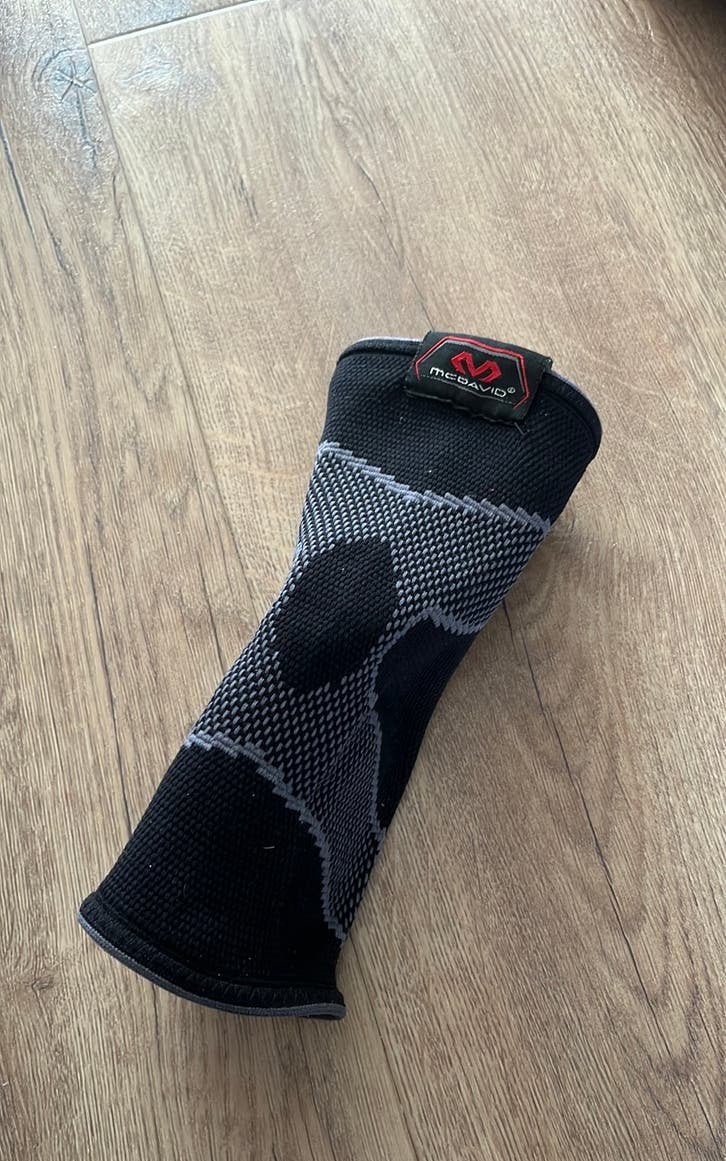 Elleboog brace/ boetsbescherming, Ophalen of Verzenden, Zo goed als nieuw