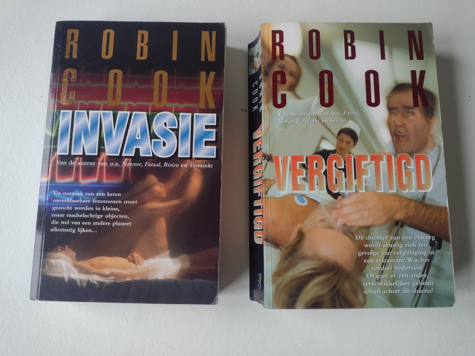 Robin Cook - Invasie & Vergiftigd (2 thrillers), Ophalen of Verzenden, Gelezen, Robin Cook, Wereld overig